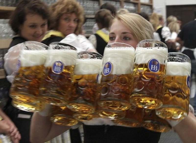 Oktoberfest-in-Munich-A-waitress-carries-beer
