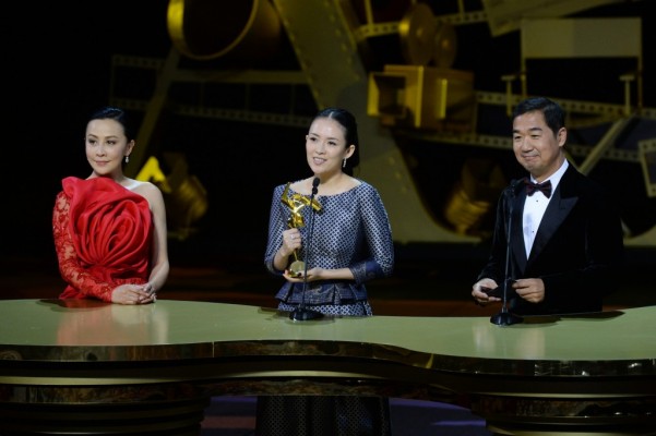 Zhang Ziyi receives her award from celeb juror Carina Lau
