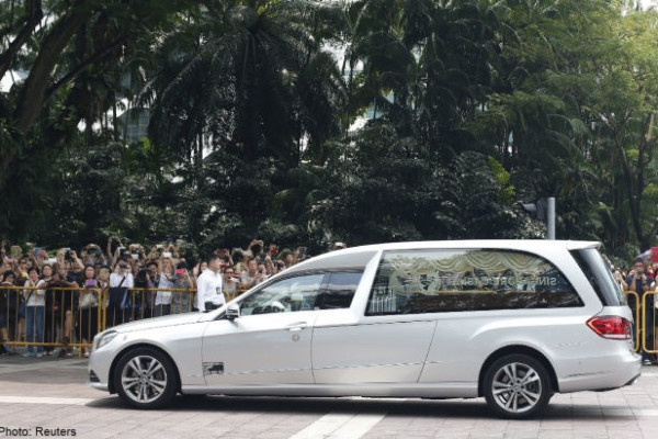  When Lee Kuan Yew’s Coffin Was Brought In: Sights And Sounds Of Mourners Outside Istana