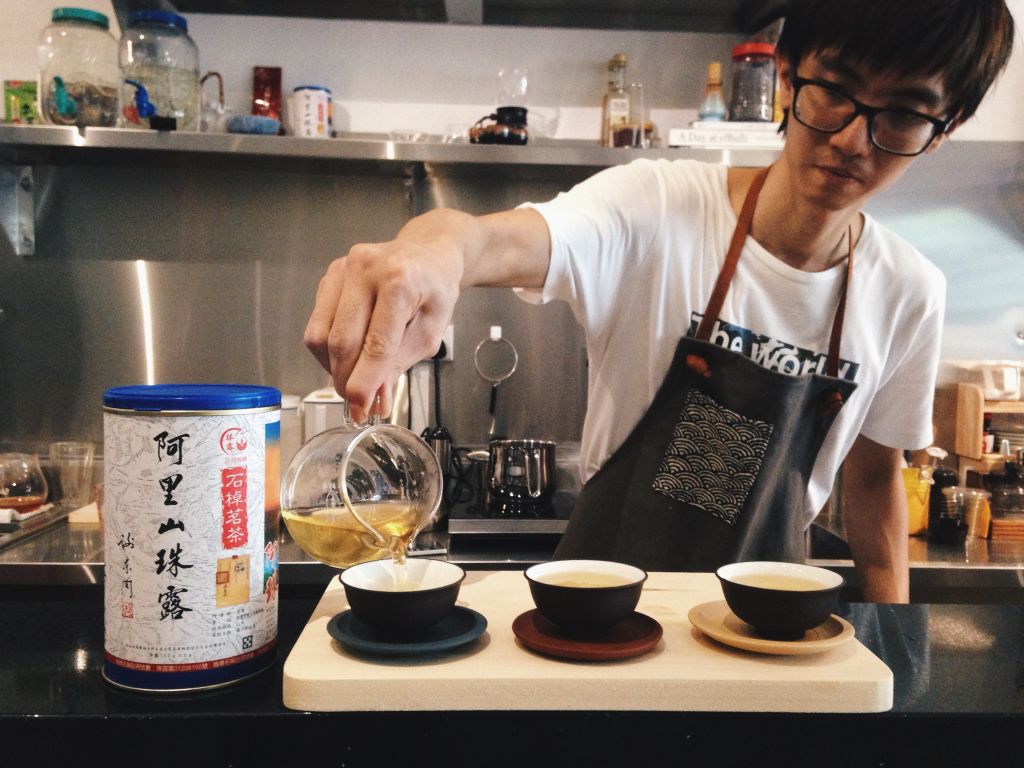 Yen pouring the freshly brewed Alisan Oolong Tea into delicate cups 