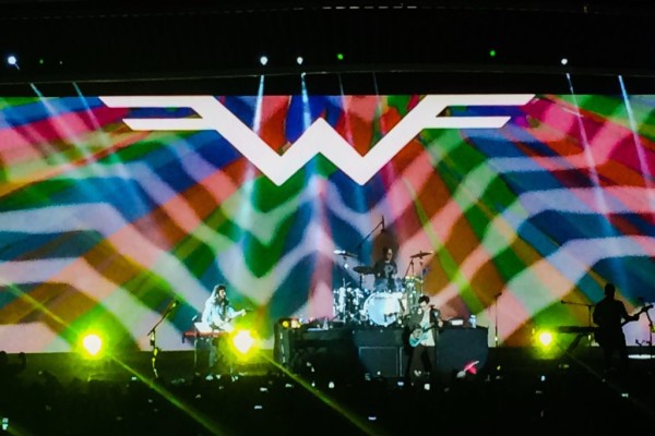  Weezer's First Singapore Concert Brings Back All The '90s Feels