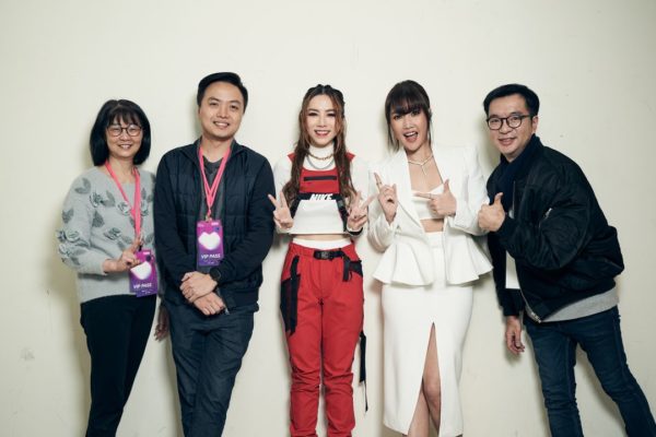 Pictured from left to right: Nadia Chang (Deputy General Manager, Sony Music Entertainment Taiwan), Kevin Foo (General Manager, Sony Music Entertainment Taiwan), G.E.M., A-Lin, William Hsu (Deputy General Manager, Sony Music Entertainment Taiwan)